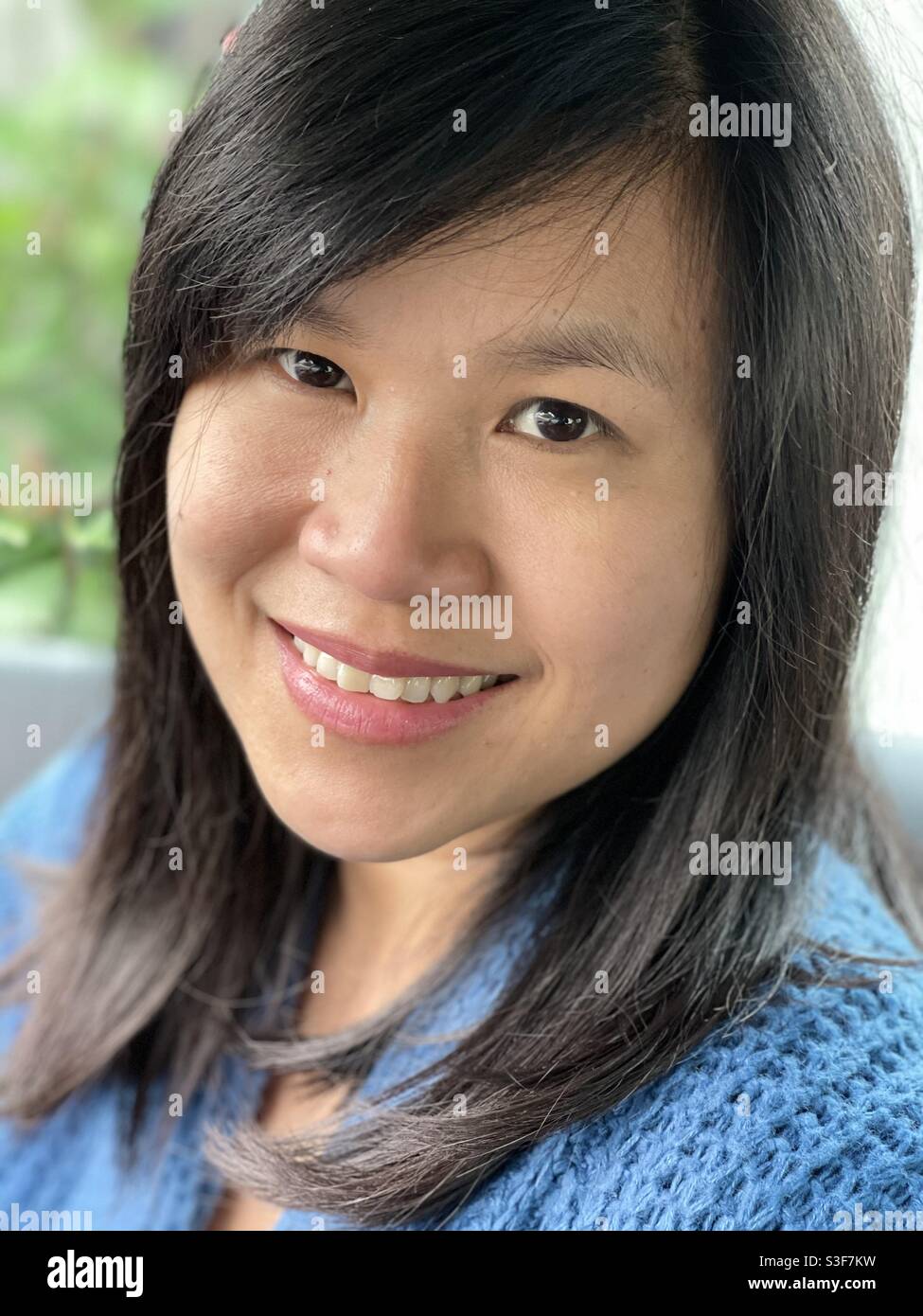 Portrait d'une jolie fille philippine asiatique avec de longs noirs cheveux souriants Banque D'Images