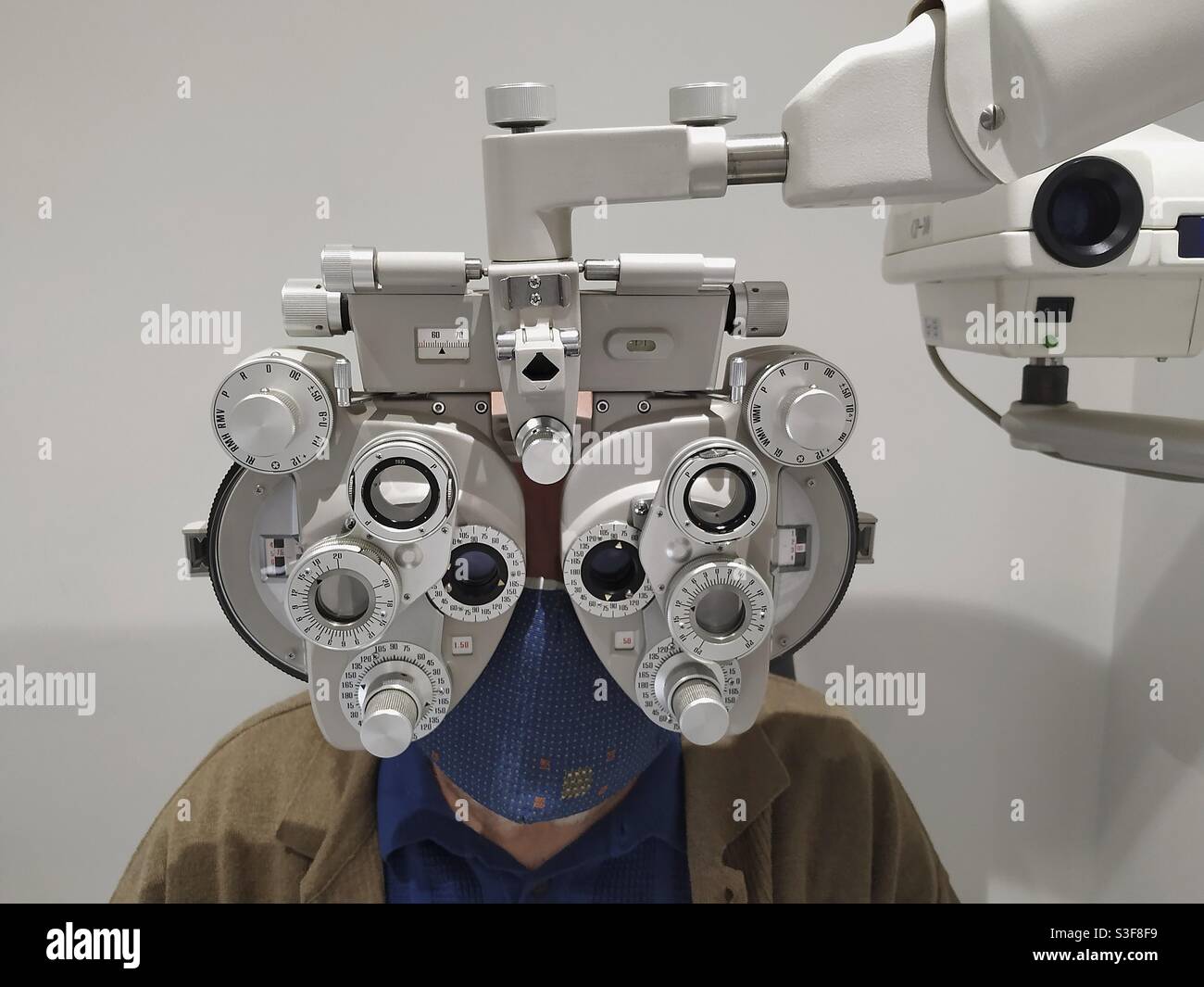 Optometer et l'homme. Banque D'Images