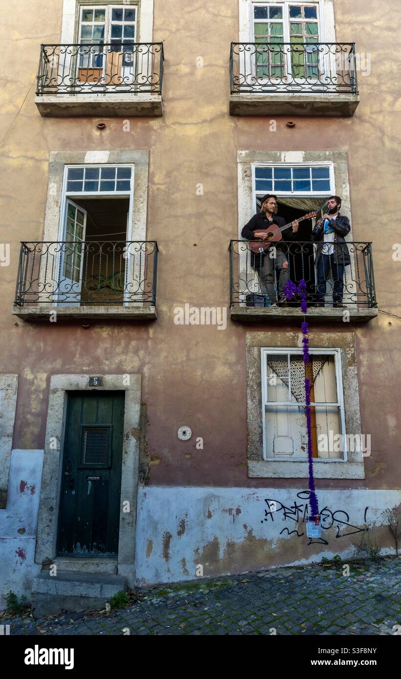 Musiciens jouant de la musique dans leur balcon pour gagner de l'argent à Lisbonne, Portugal Banque D'Images