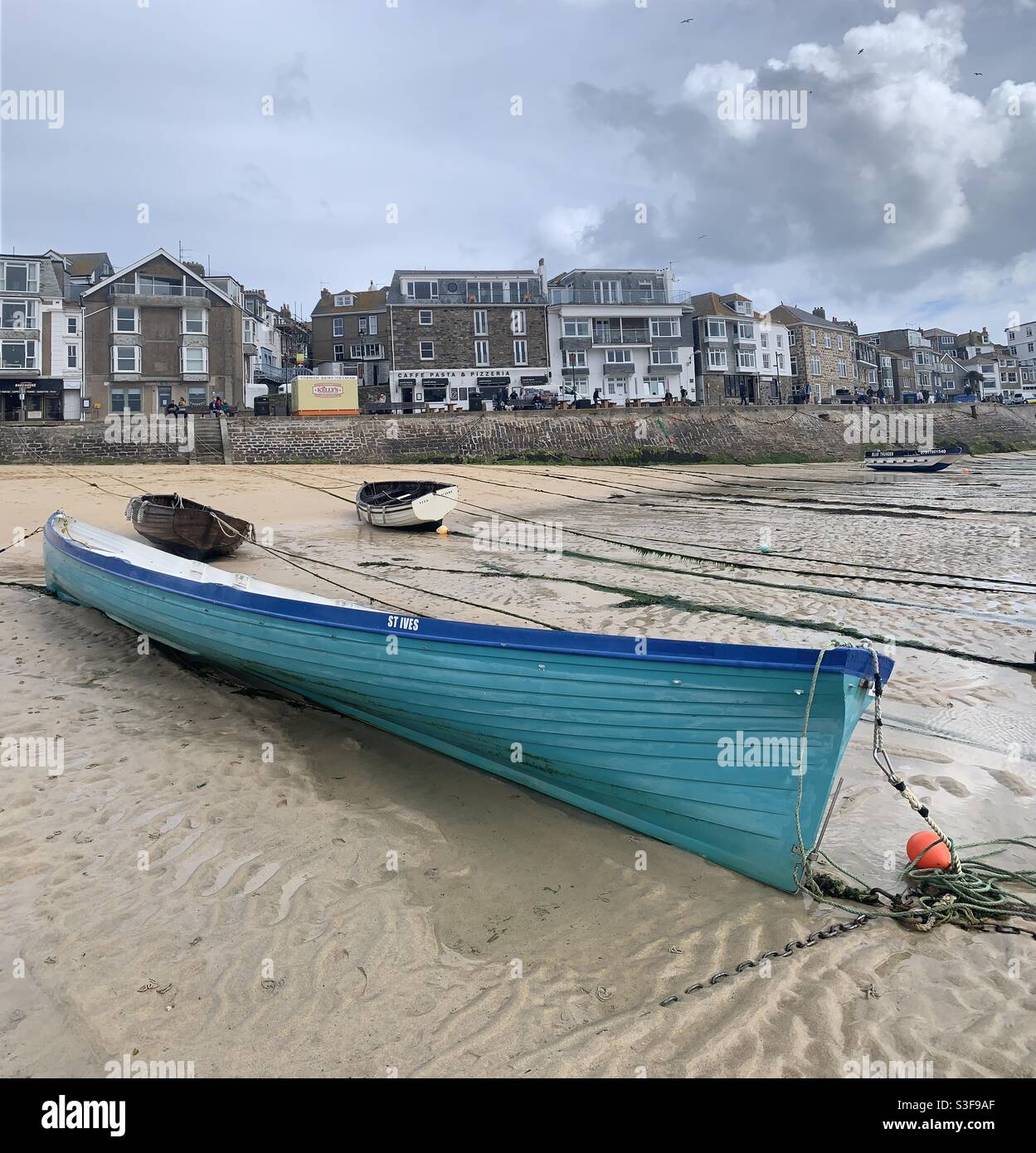 Bateau turquoise à marée basse à Cornwall St Ives - Image de stock capturée avec un smartphone