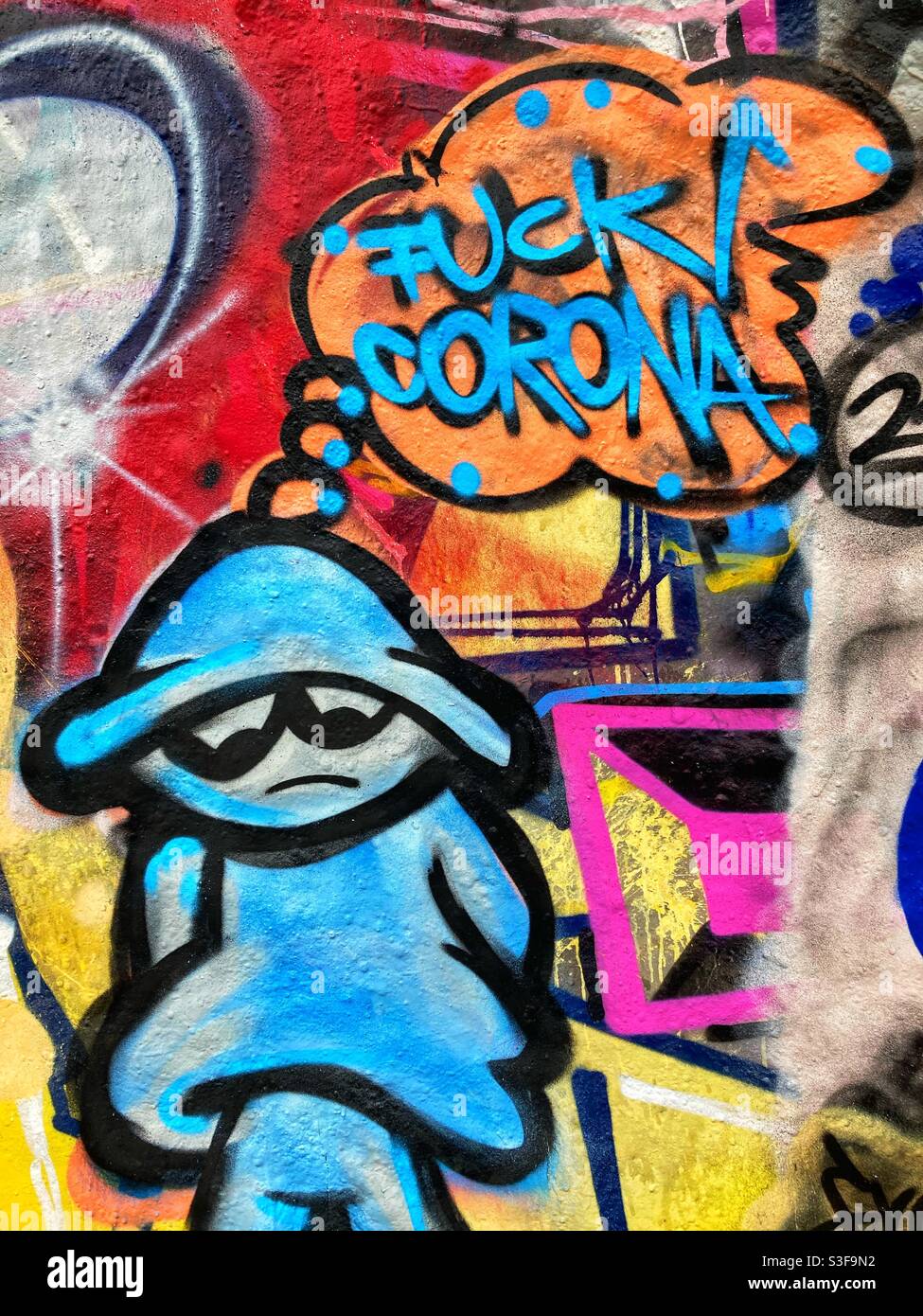 Fuck Corona Graffiti sur un mur à Berlin, Allemagne Banque D'Images