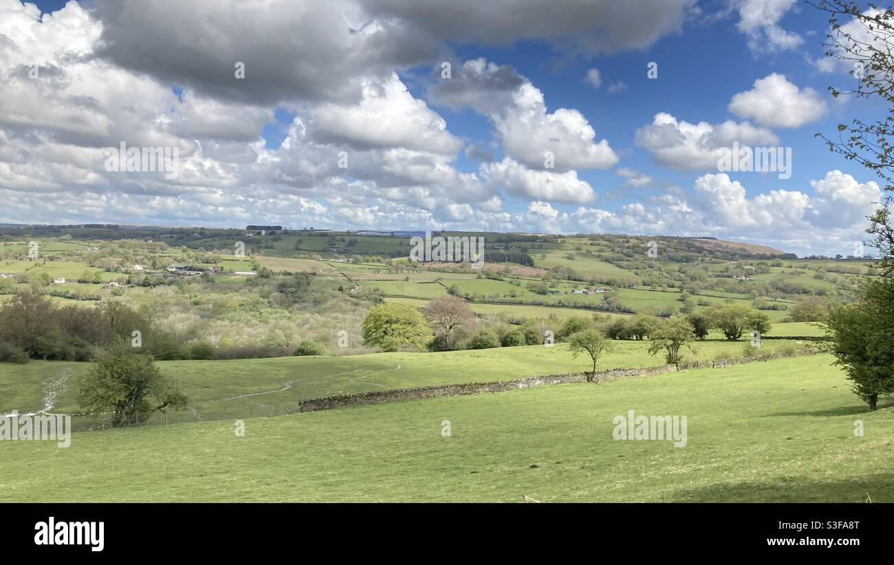 Vue sur la vallée de Sirhowy, Caerffili Borough, sud du pays de Galles, vers Mynyddislwyn Mountain Banque D'Images
