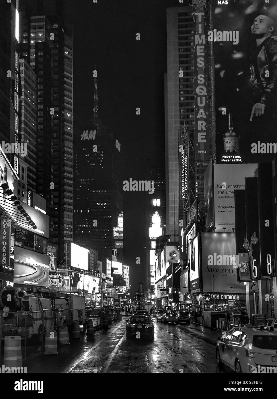 La ville de new york pluie nuit Banque d'images noir et blanc - Alamy