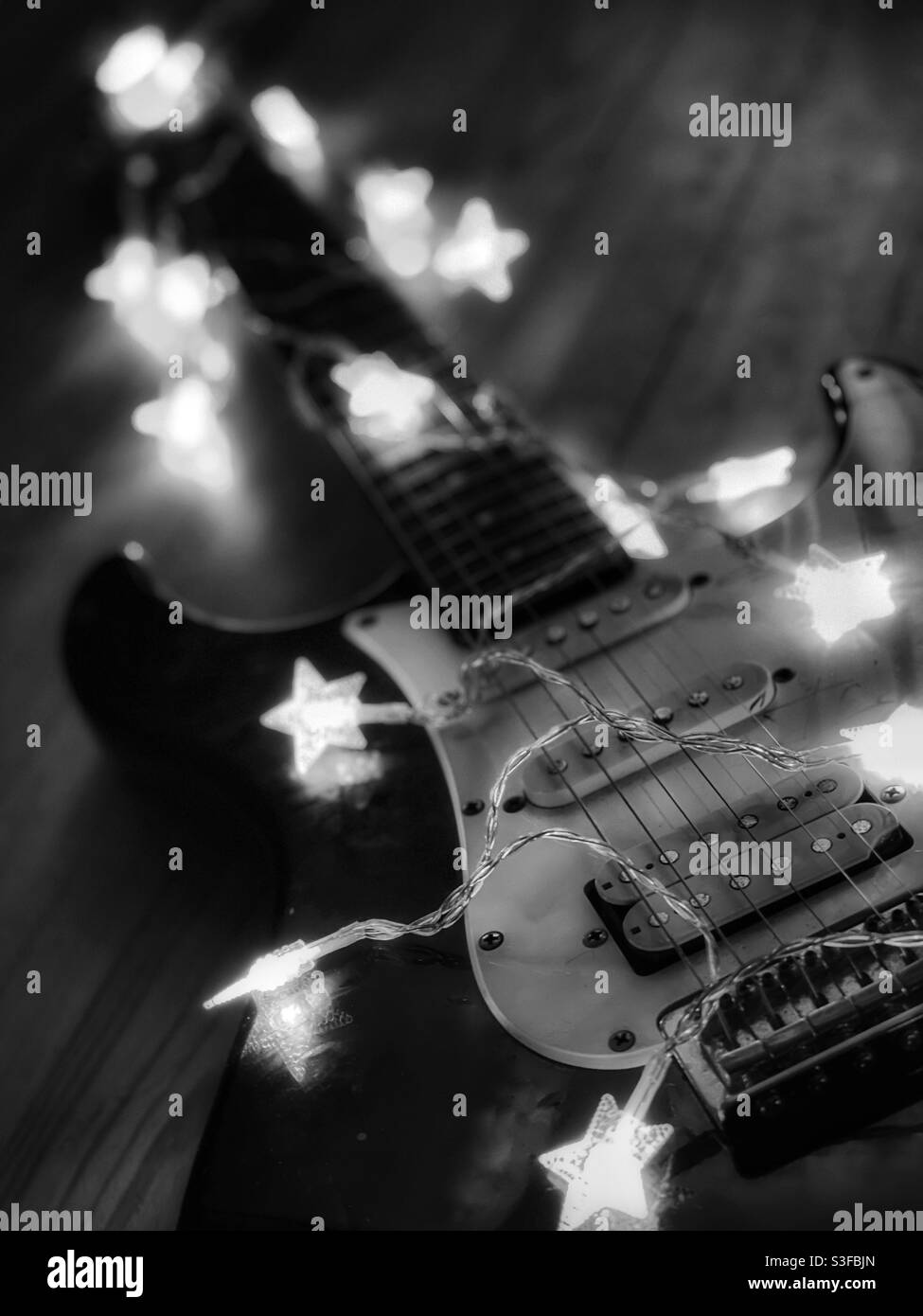 Vieille guitare électrique avec lumières scintillantes en noir et blanc Banque D'Images