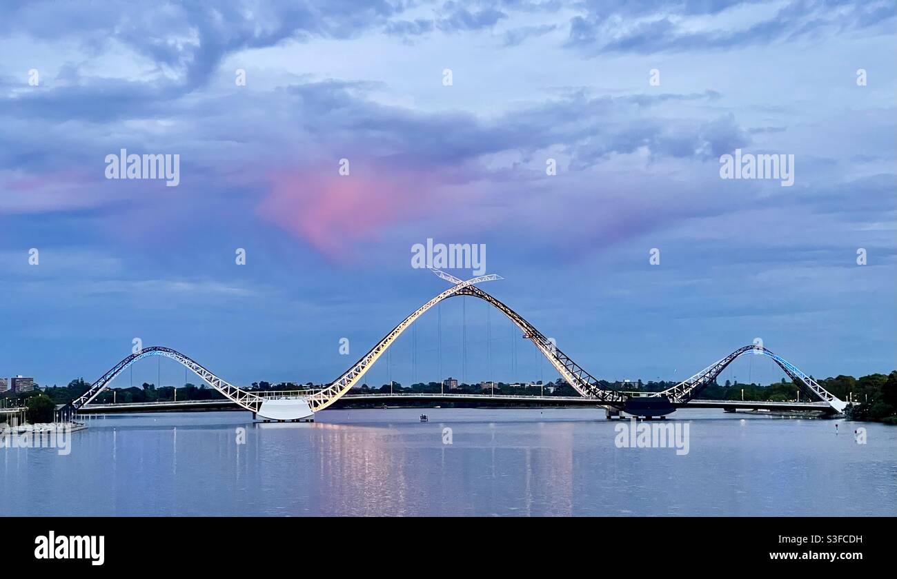 Pont Matagarup un pont à pied au-dessus de la rivière Swan à Crépuscule Perth Australie occidentale Banque D'Images