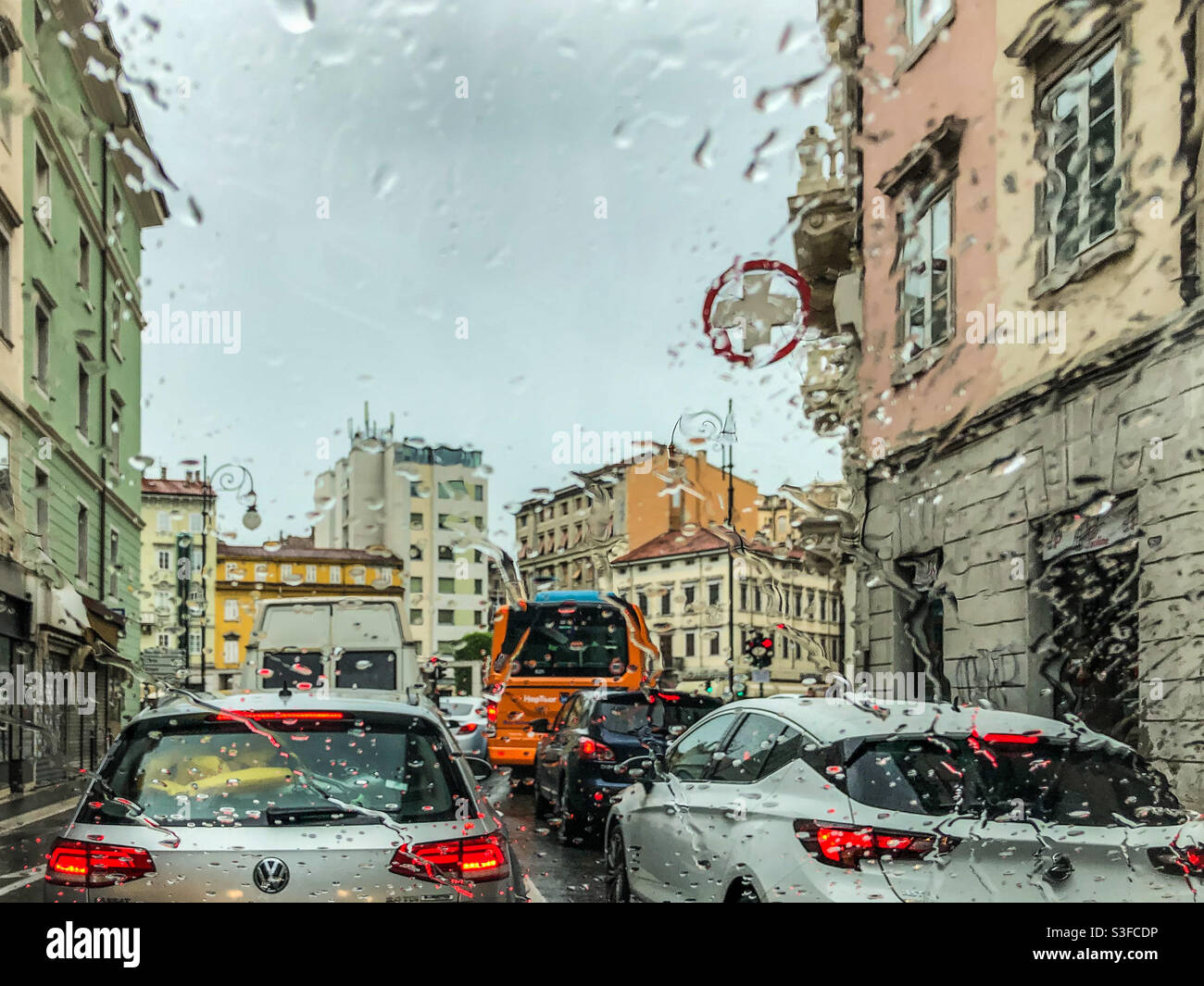 L'heure de pointe un jour de pluie vu à travers la fenêtre d'une voiture - Trieste, Italie - Image de stock capturée avec un smartphone