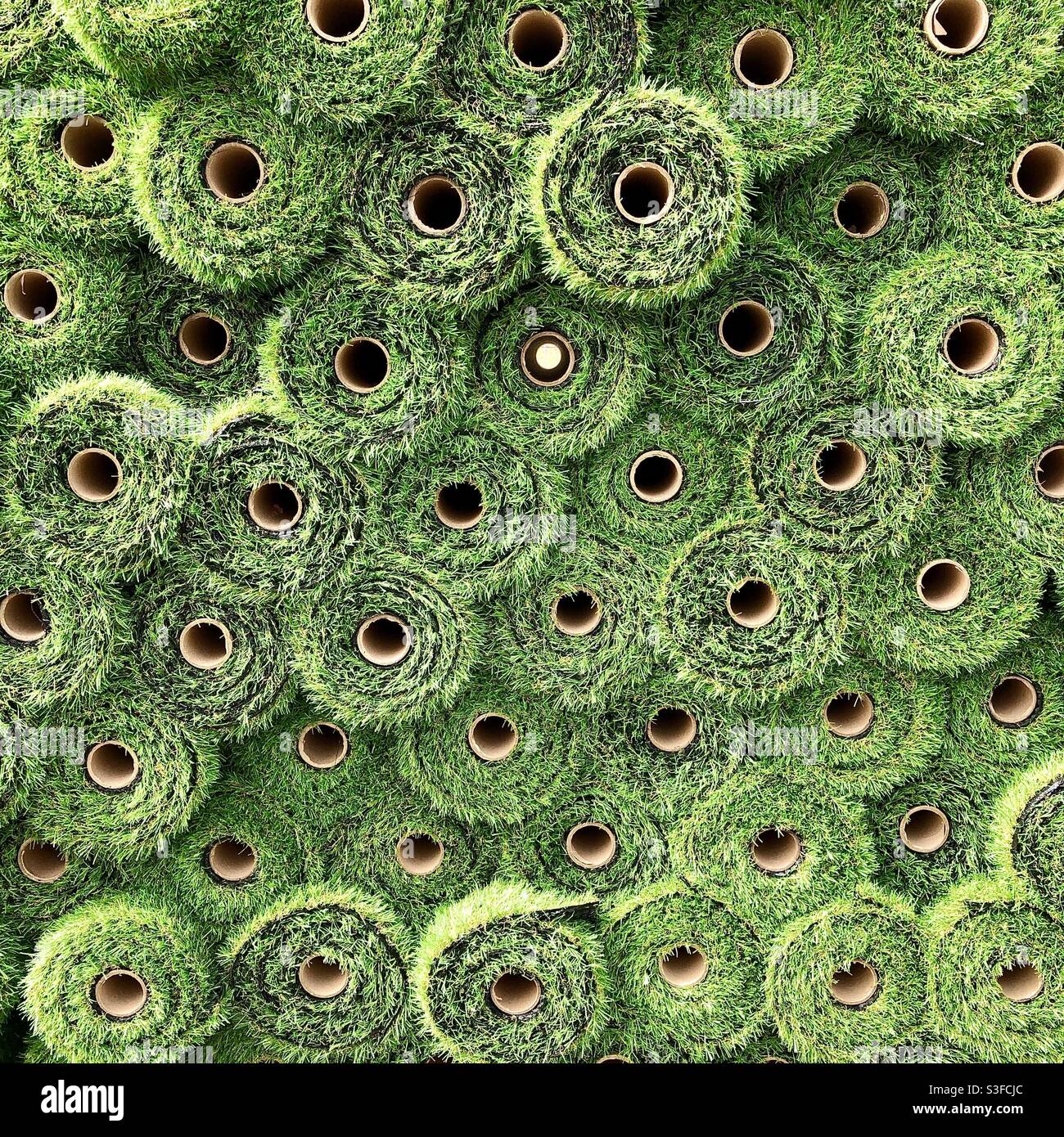Pile de rouleaux de tapis d'herbe artificielle en plastique vert. Banque D'Images