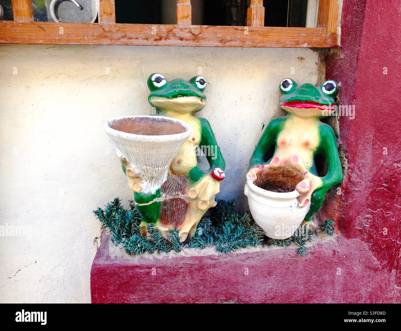 Des grenouilles originales en céramique en poterie insolites à l'extérieur d'une maison à la Havane, Cuba Banque D'Images