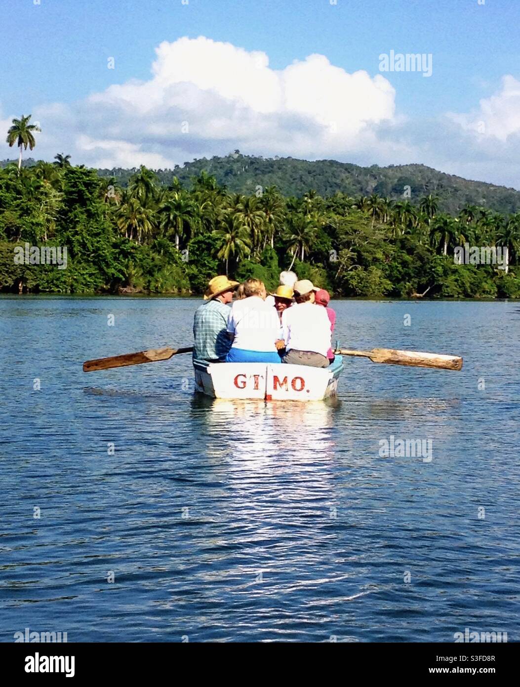 Touristes en petit bateau à ramer traversant la rivière Toa dans la jungle du parc national Alexander Humboldt, Baracoa, Cuba - Image de stock capturée avec un smartphone