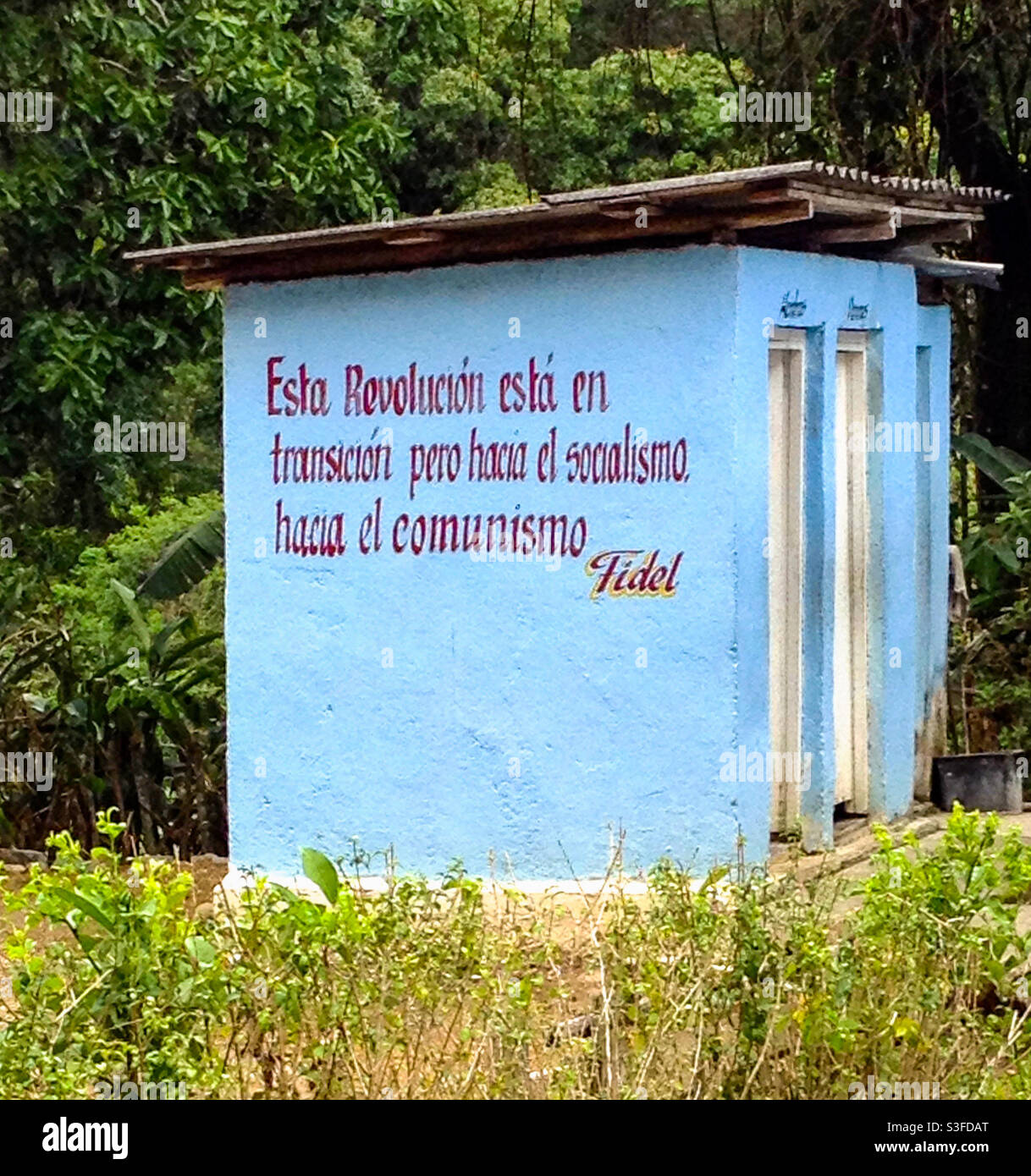 Fidel Castro Citation Sur Le Cote D Un Petit Bloc De Toilettes Dans Les Collines De La Sierra Maestra Cuba Photo Stock Alamy