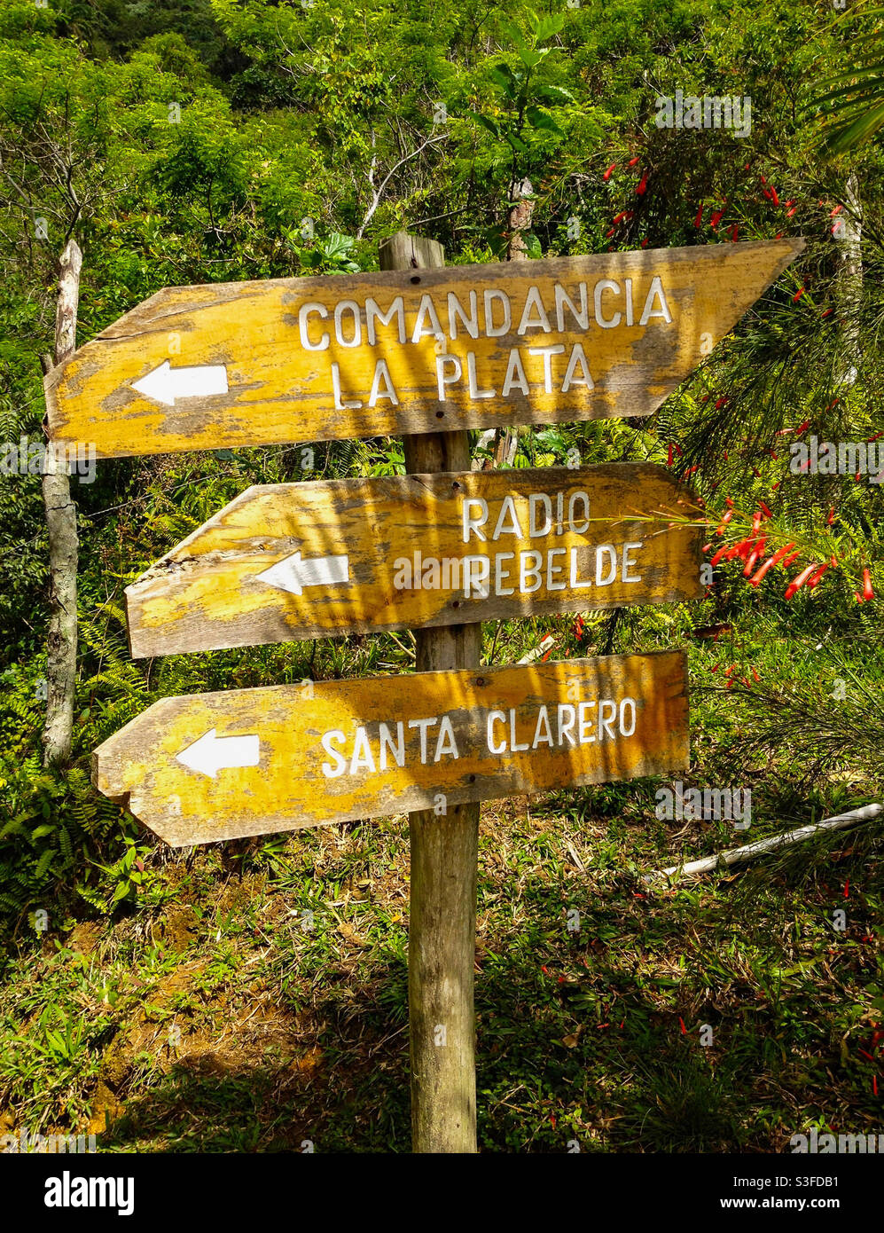 Panneau en bois avec des indications vers des endroits dans les montagnes de la Sierra Maestra associés aux lieux de cachette des révolutionnaires pendant la révolution cubaine, Cuba Banque D'Images