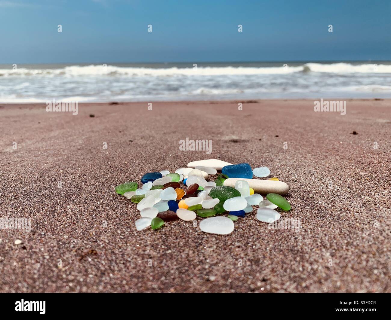 Une pile de verre de mer sur une plage faite de pinks un din de Californie  du Sud Photo Stock - Alamy
