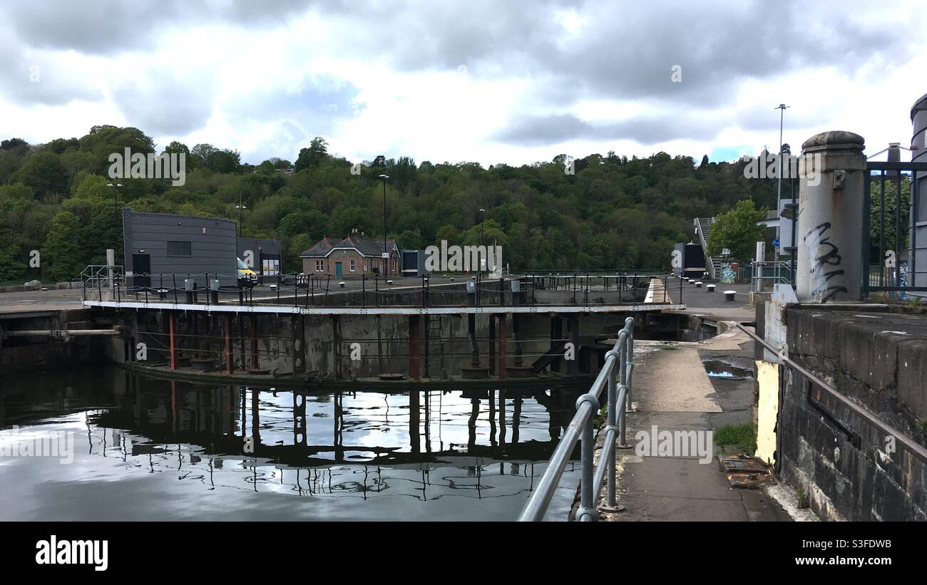 Bristol, Angleterre, Royaume-Uni - 2021 mai : portes d'écluse entre la rivière Avon et l'entrée du bassin Cumberland dans le port flottant de Bristol Banque D'Images