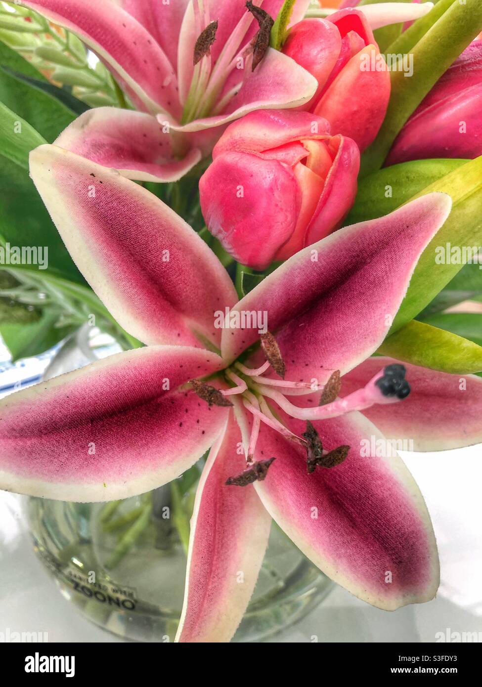 Un beau bouquet de fleurs roses. - Image de stock capturée avec un smartphone