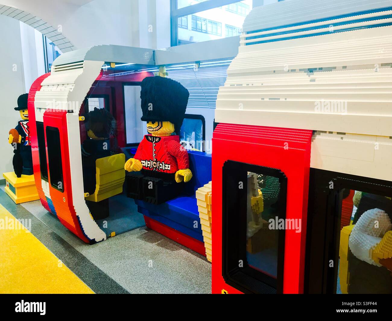Un soldat LEGO dans un chariot à tubes, boutique lego Banque D'Images