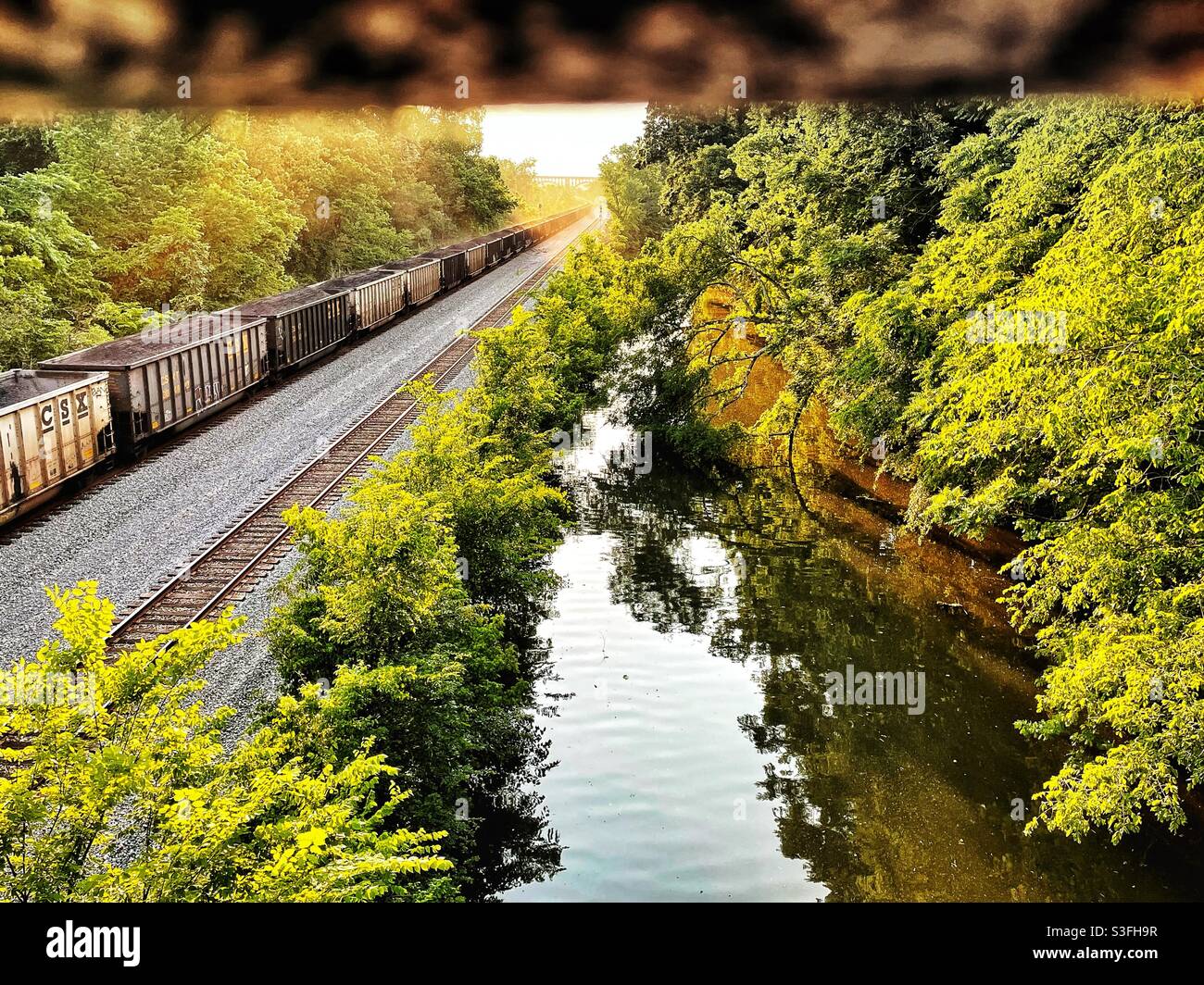 Le train à charbon CSX s'étend le long de la rivière James, à Richmond, en Virginie. Banque D'Images