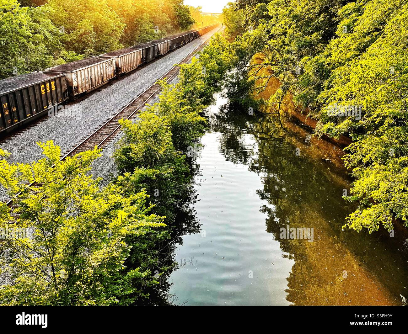 Le train à charbon CSX longe un canal qui s'approche de Richmond, en Virginie. Banque D'Images