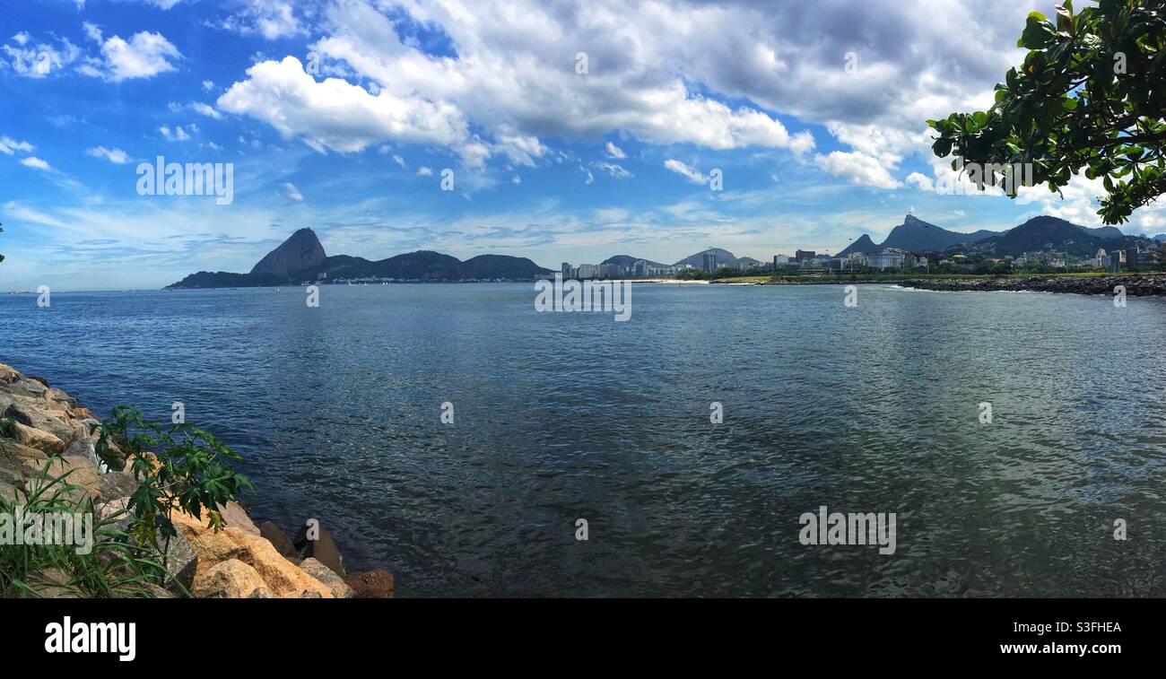 Magnifique paysage avec le célèbre pain de sucre à Rio de Janeiro, Brésil, de la plage de Botafogo. Banque D'Images