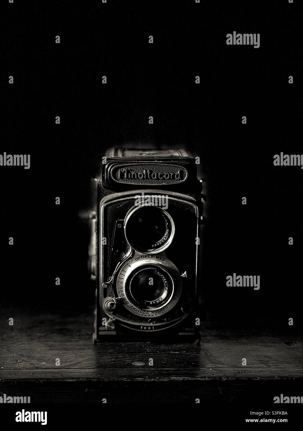 Appareil photo à double objectif Minoltacord vintage en noir et blanc avec un éclairage spectaculaire Banque D'Images