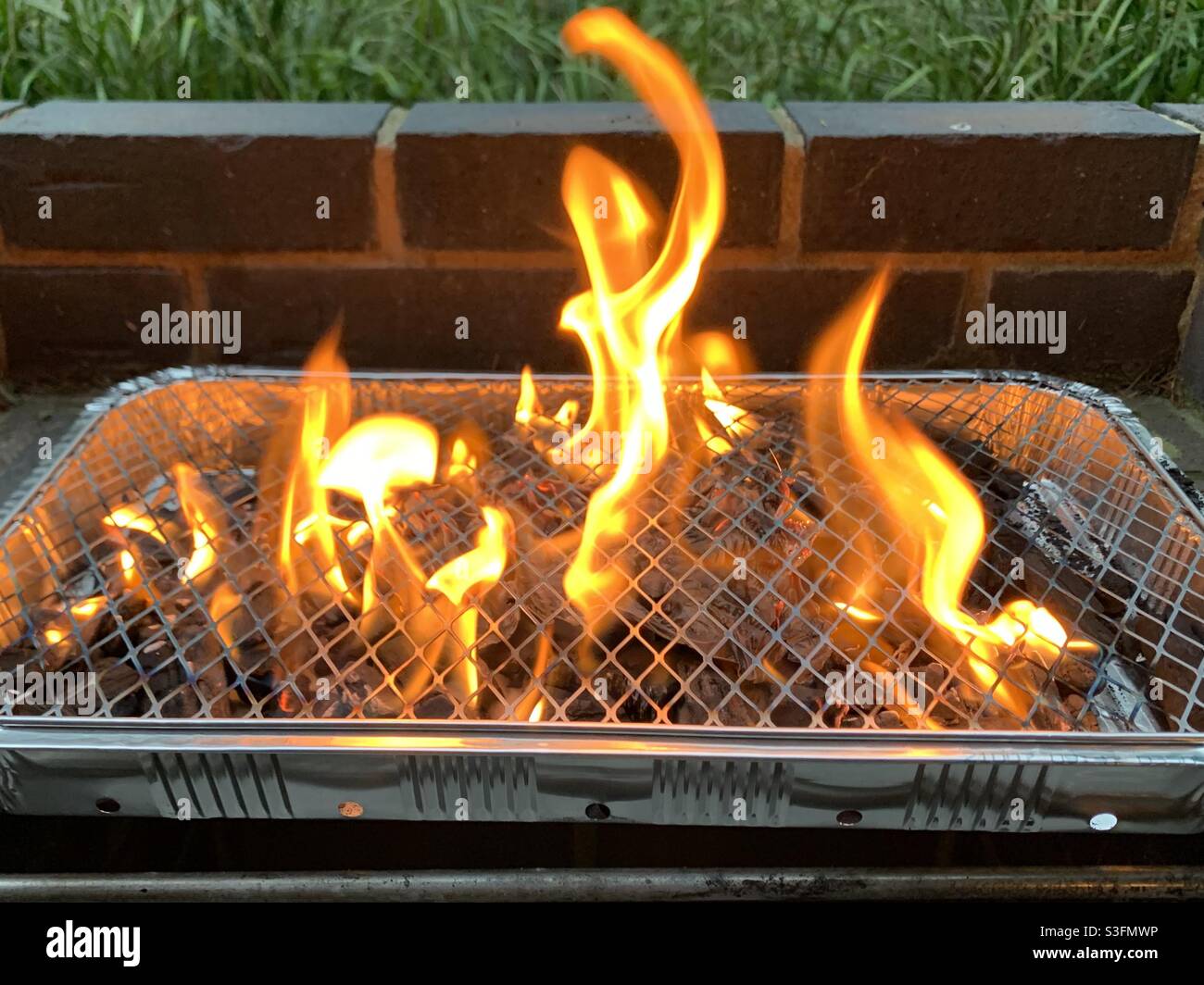 Barbecue jetable. Barbecue à usage unique. Banque de vacances barbecue - Image de stock capturée avec un smartphone