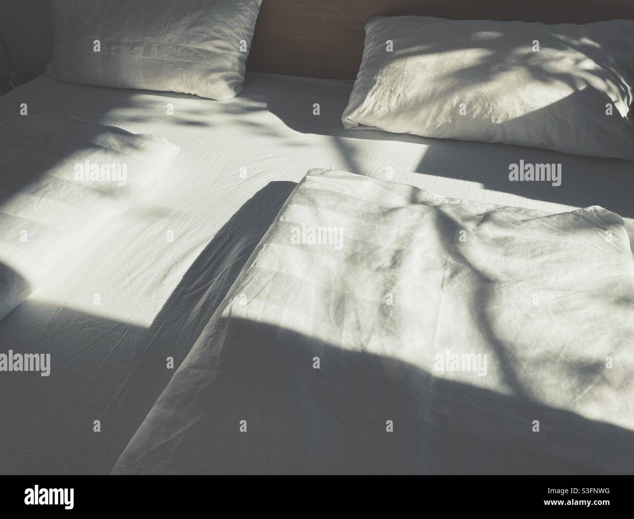 Un lit fraîchement préparé - Image de stock capturée avec un smartphone