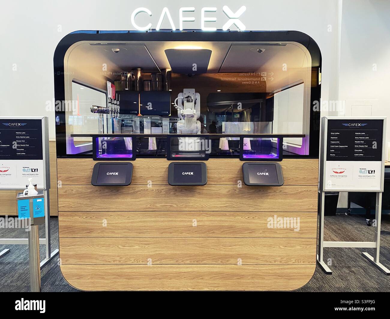 Café-bar robot Cafe X à l'aéroport international de San Francisco en  Californie, États-Unis Photo Stock - Alamy