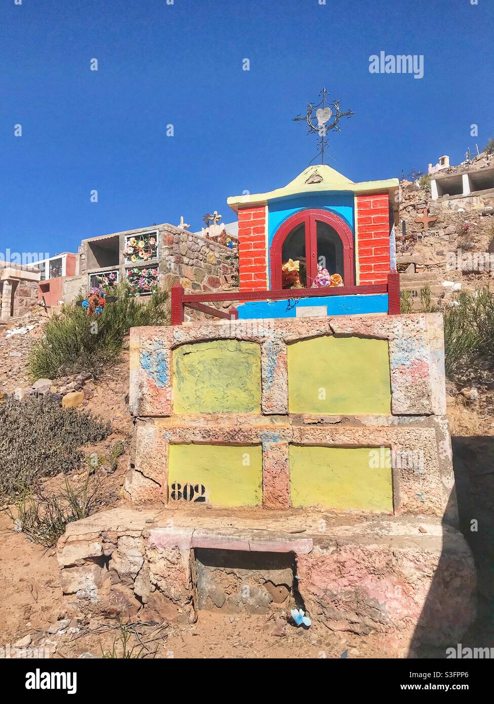 Tombe colorée dans un cimetière de Tilcara, province de Jujuy, dans le nord de l'Argentine Banque D'Images