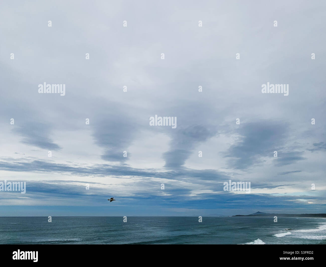 Paysage de mer avec ciel magique et nuages verticaux qui ressemblent à la tornade dans la structure haute au-dessus de la mer Banque D'Images