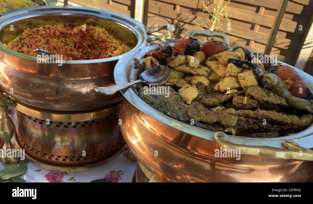 Nourriture iranienne dans des bols de service en cuivre Banque D'Images