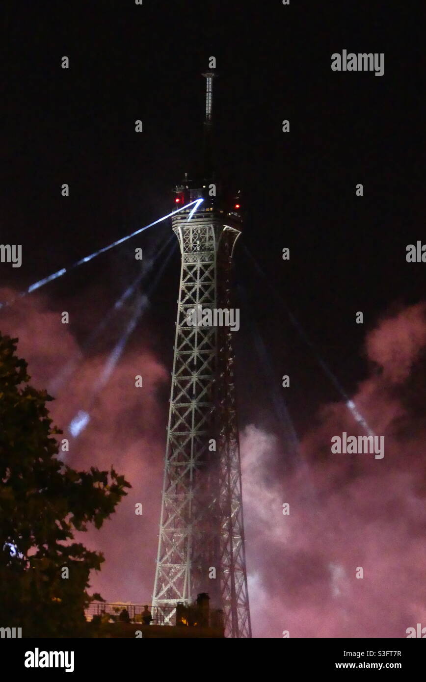 La Tour Eiffel avec le smog rouge pendant les feux d'artifice du 14 juillet Banque D'Images