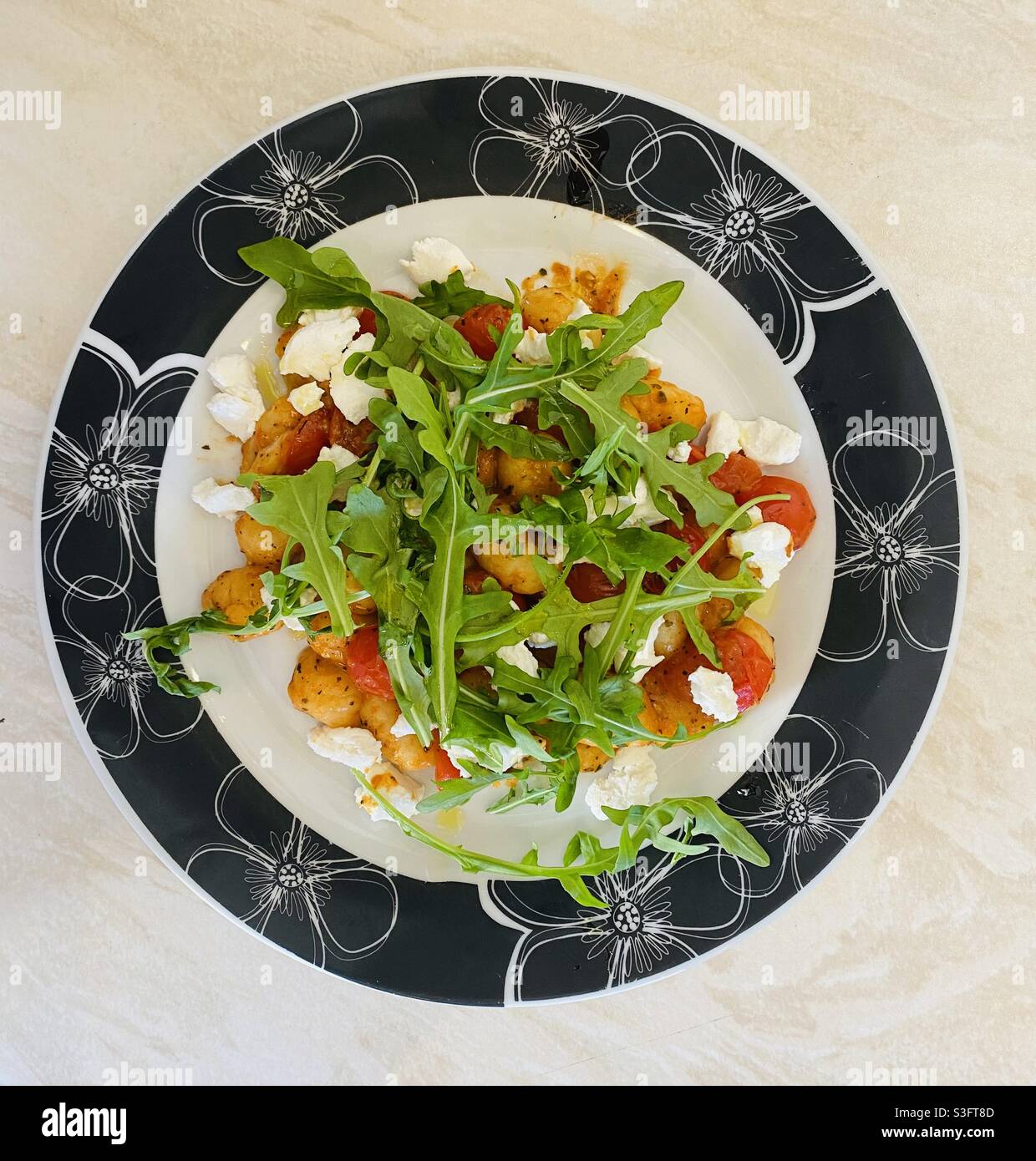 Gnocchi aux tomates et au fromage de chèvre. 4.6.2021. - Image de stock capturée avec un smartphone