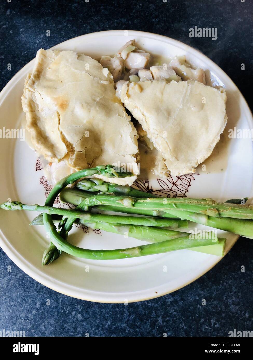 Dîner composé de poireaux de poulet et de tarte aux champignons faits maison et servi avec des asperges Banque D'Images