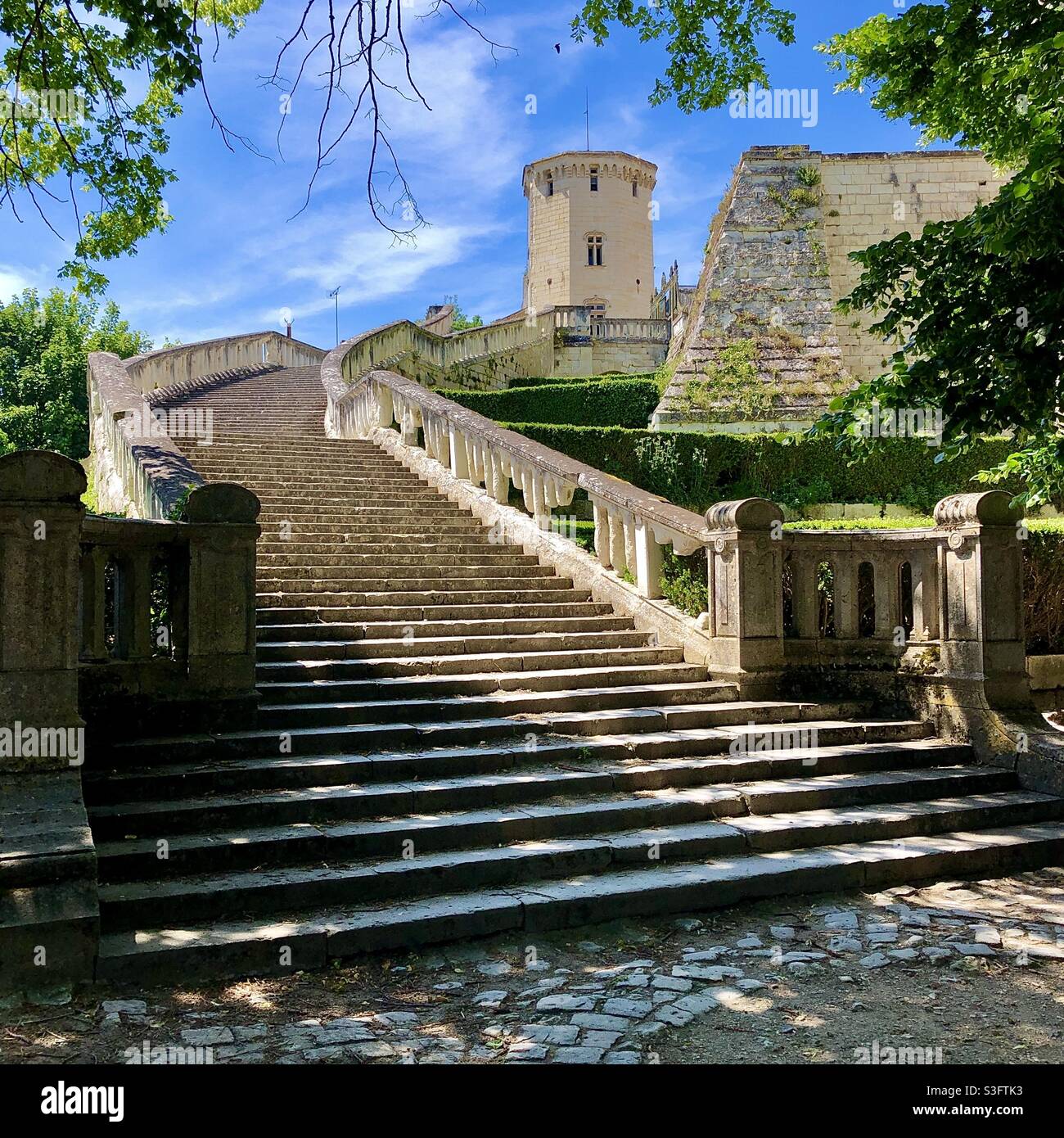 Long vol de marches en pierre menant au Château Saint Aignan, Loir et cher (41), France. Banque D'Images
