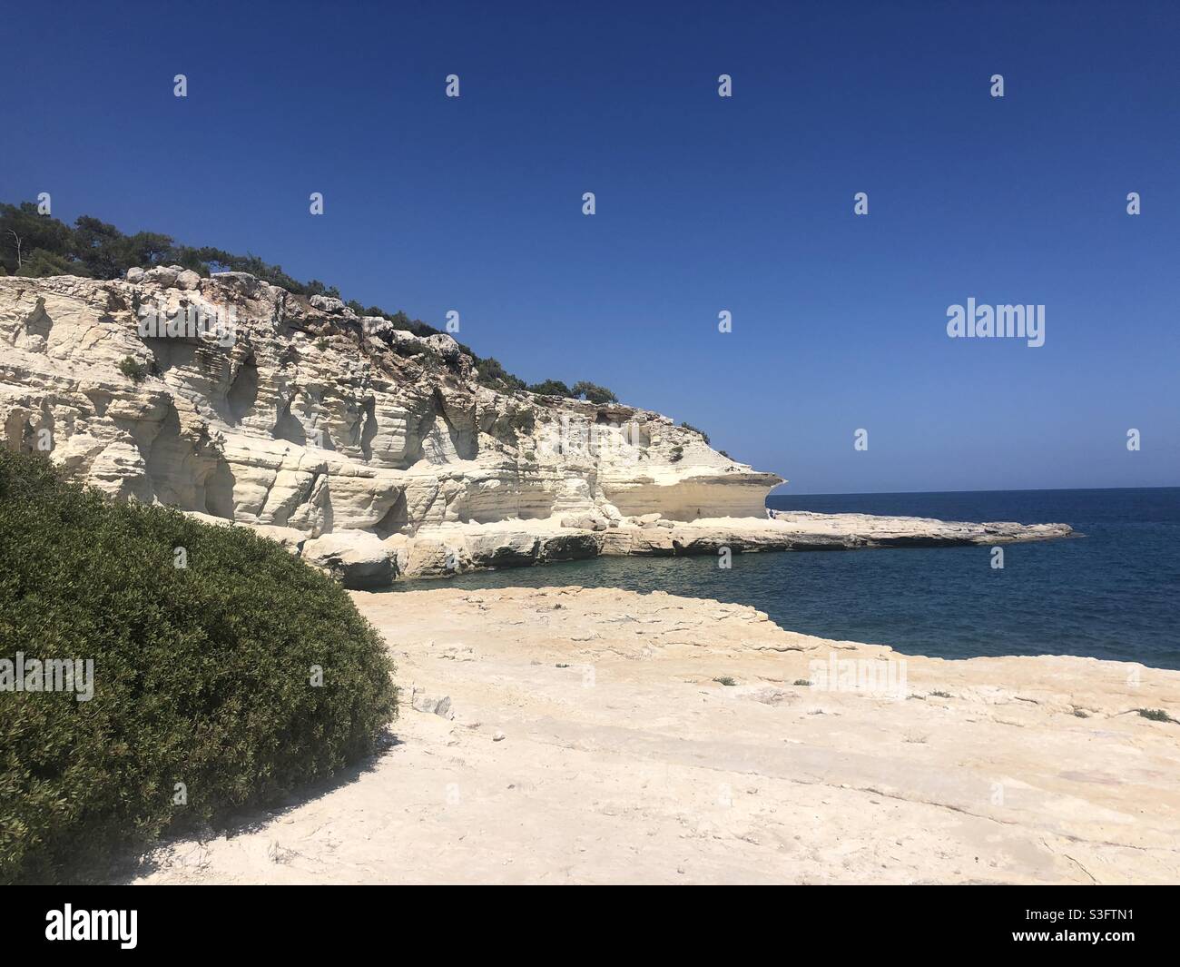 Falaises blanches dans la baie de Narlikuyu akkuyu dans la Turquie de Mersin Banque D'Images