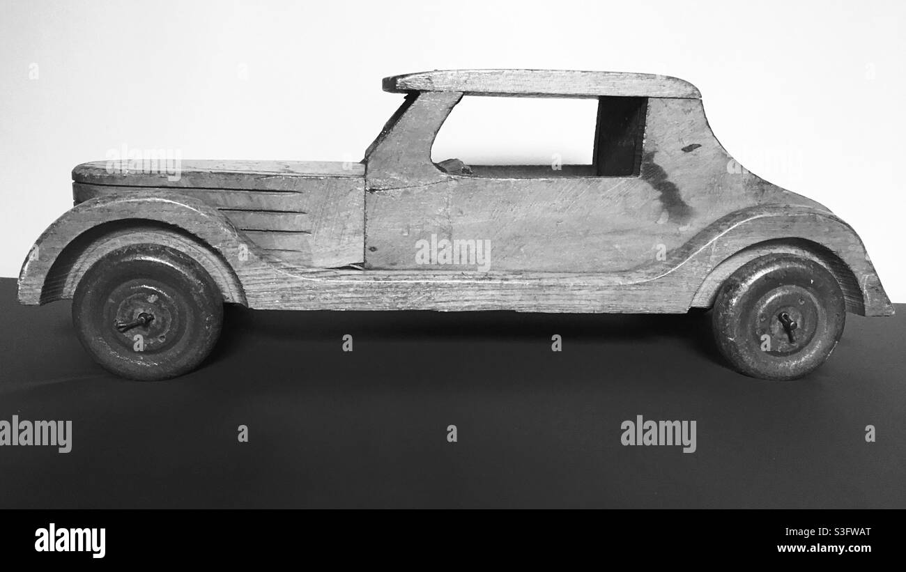 Voiture ancienne en bois - Image de stock capturée avec un smartphone