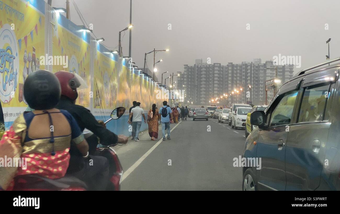 Calcutta ville avec des personnes dans deux et quatre roues Banque D'Images