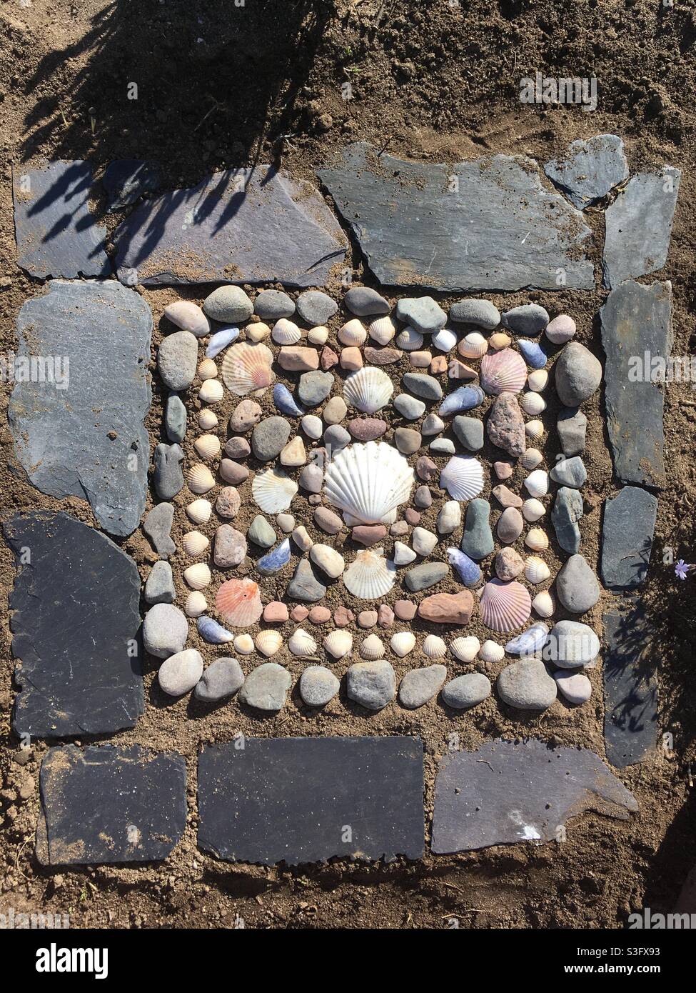 Mon art de jardin avec pierres, ardoise et coquillages Banque D'Images