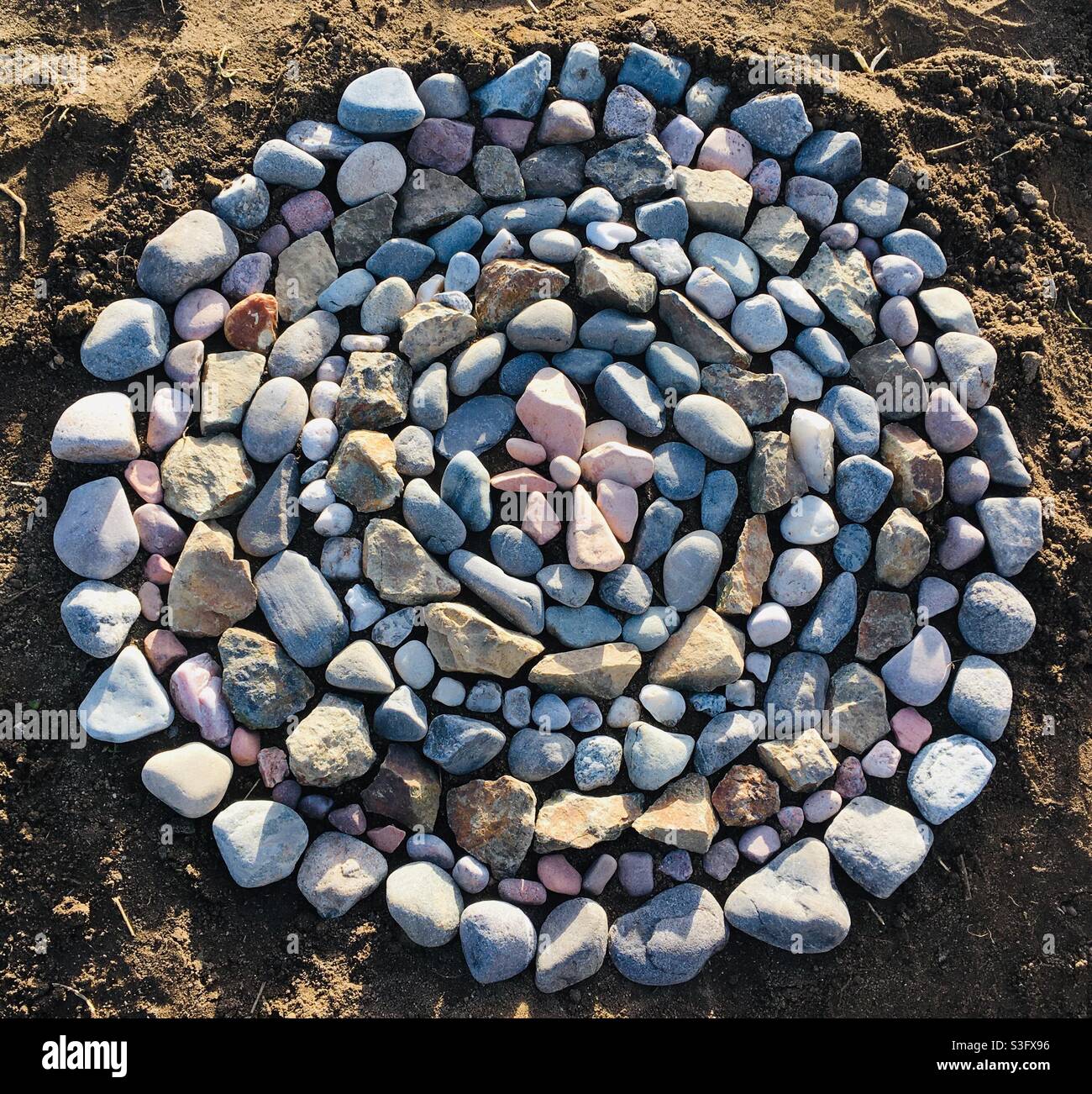 Mon jardin circulaire avec des pierres de couleur Banque D'Images