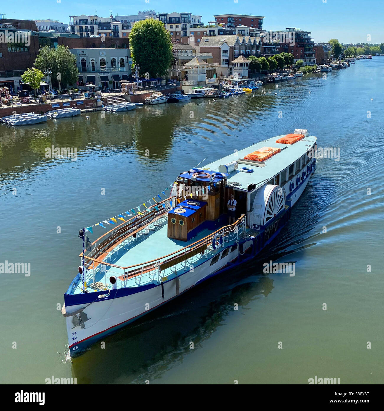 Un bateau de plaisance sur la Tamise à Kingston-upon-Thames - Image de stock capturée avec un smartphone