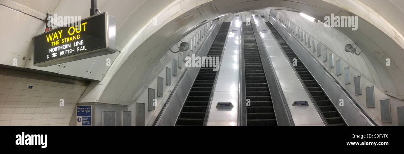 Panorama de l'escalier mécanique à l'ancienne partie est f Charing Cross station de métro londres Banque D'Images
