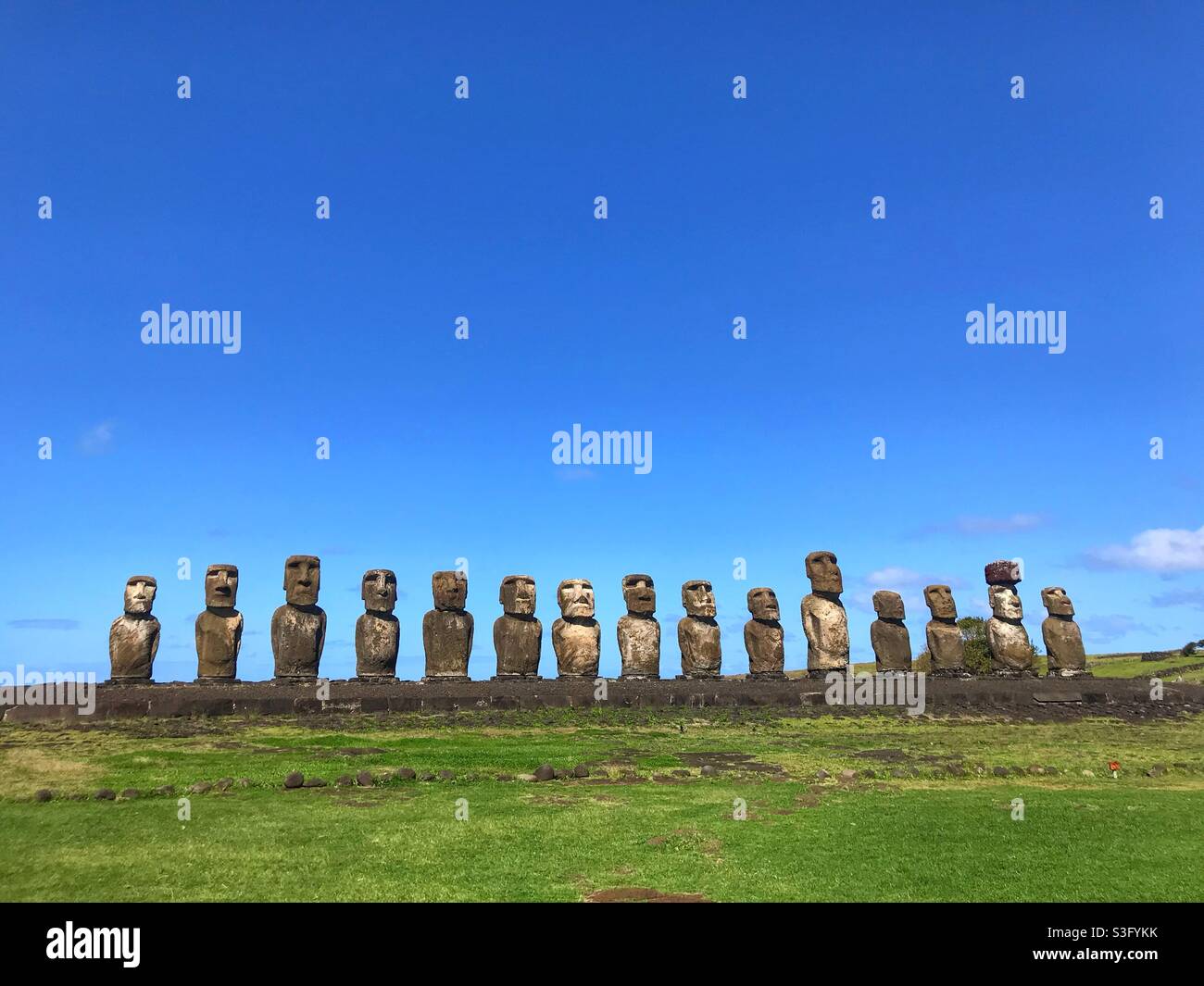 Une ligne de Moai à AHU Tongariki, Île de Pâques, Chili Banque D'Images