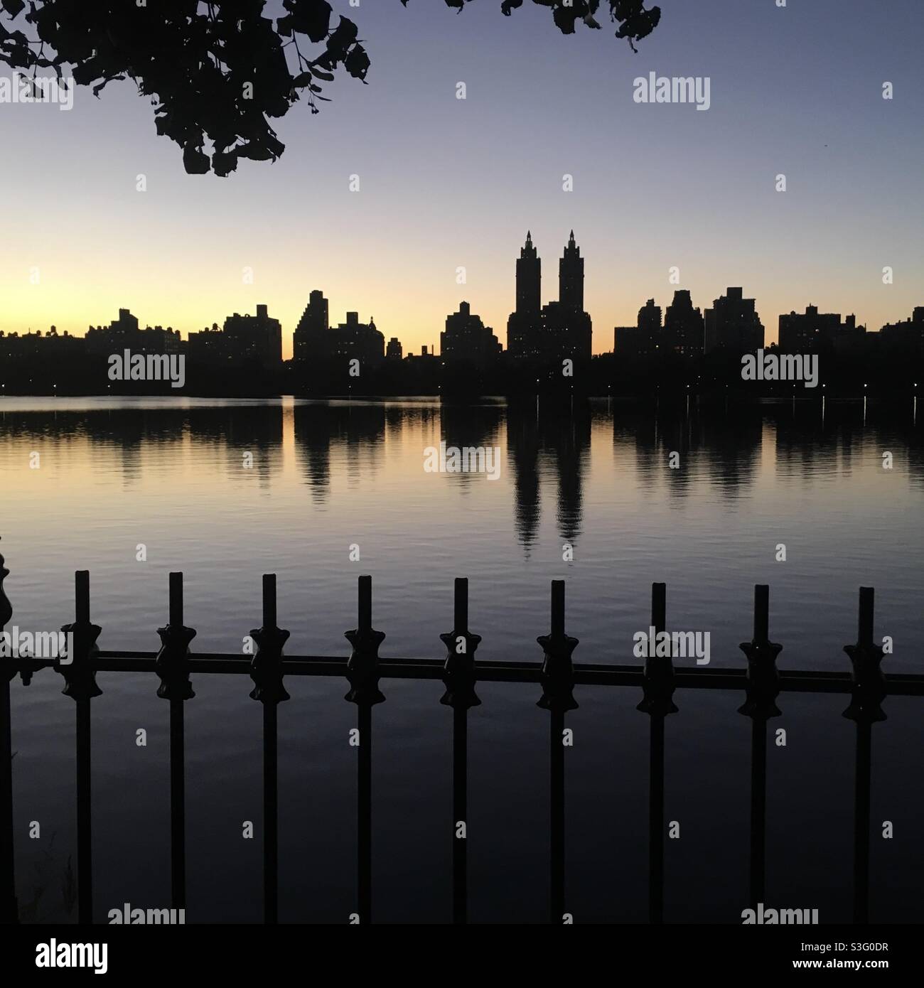 NYC Skyline, coucher de soleil, Central Park Reservoir Banque D'Images