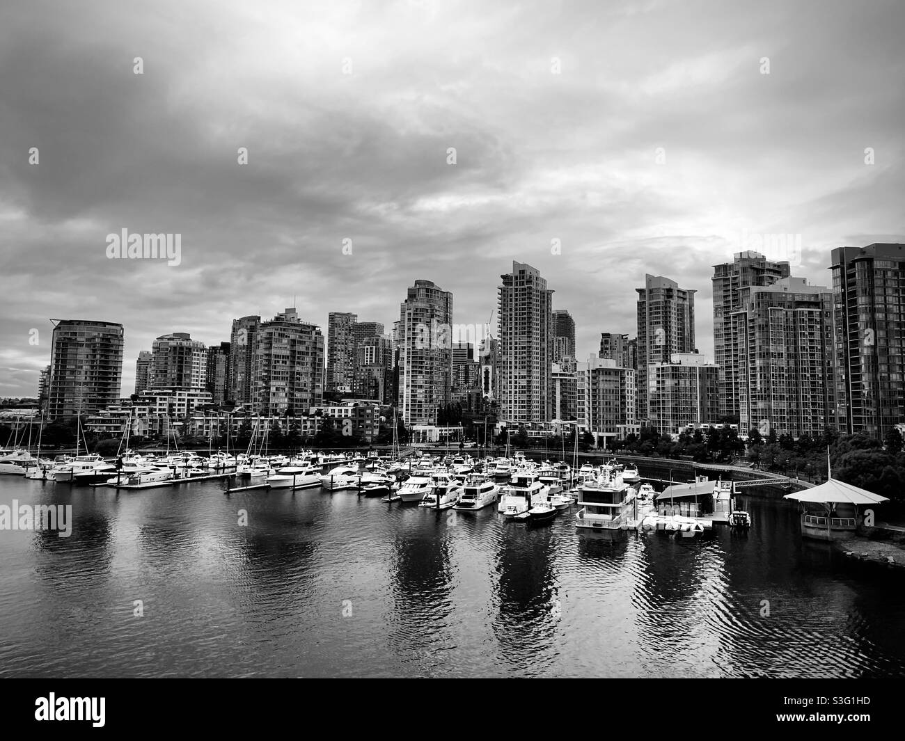 Port de plaisance et ville de Vancouver Ouest. Vancouver C.-B. Canada. Banque D'Images