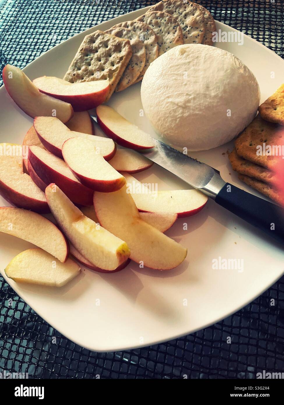 Gros plan d'une assiette de tranches de pomme, de fromage mozzarella et de craquelins - Image de stock capturée avec un smartphone