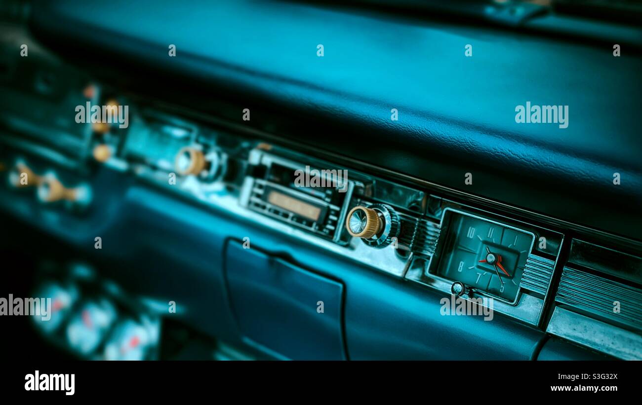 Radio-réveil classique avec tableau de bord de voiture et look cinématographique Banque D'Images
