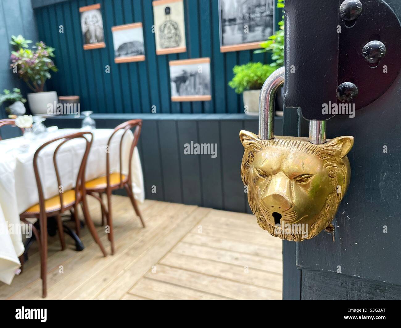 Cadenas en forme de tête de lion sur une grilladerie haut de gamme, 2021, NYC, Etats-Unis - Image de stock capturée avec un smartphone