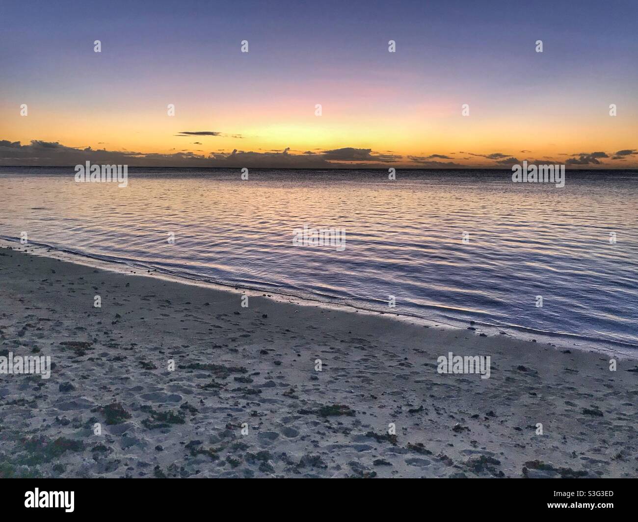 Coucher de soleil, lagune Aitutaki, îles Cook - Image de stock capturée avec un smartphone