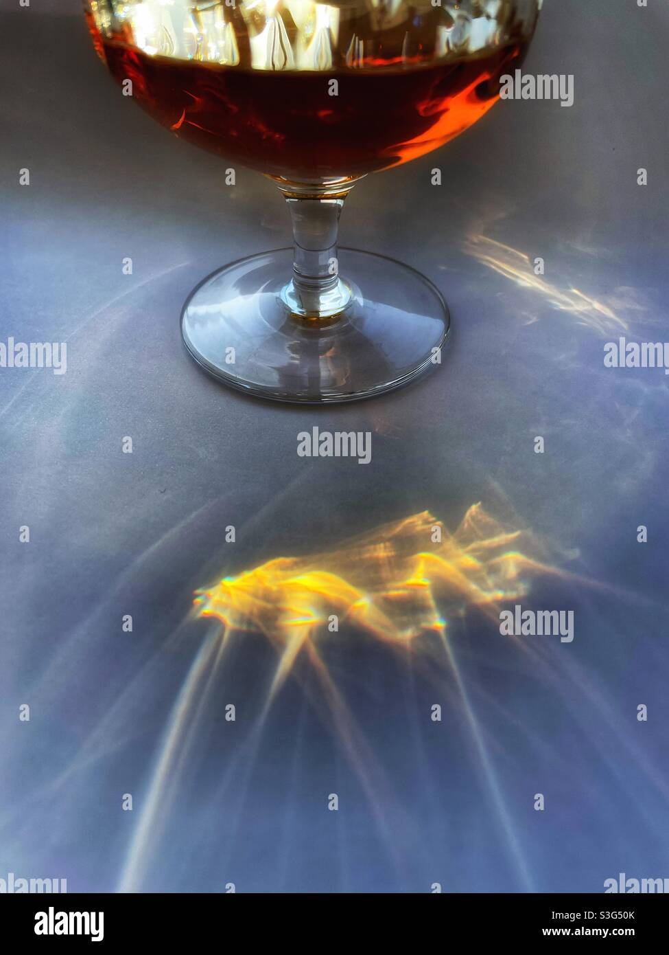 Verre de brandy avec reflet étincelant Banque D'Images