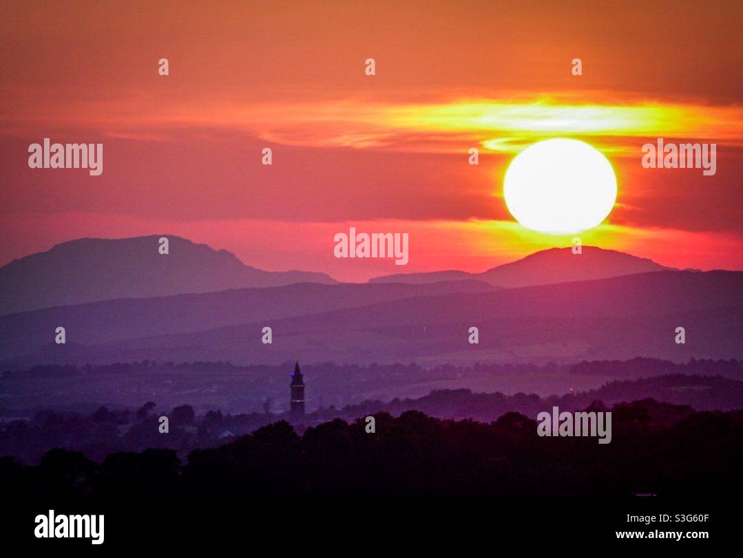 Coucher de soleil au-dessus de Glasgow au départ de Clarkston, en Écosse, à l'occasion du Summer Solstice, le plus long jour de l'année Banque D'Images