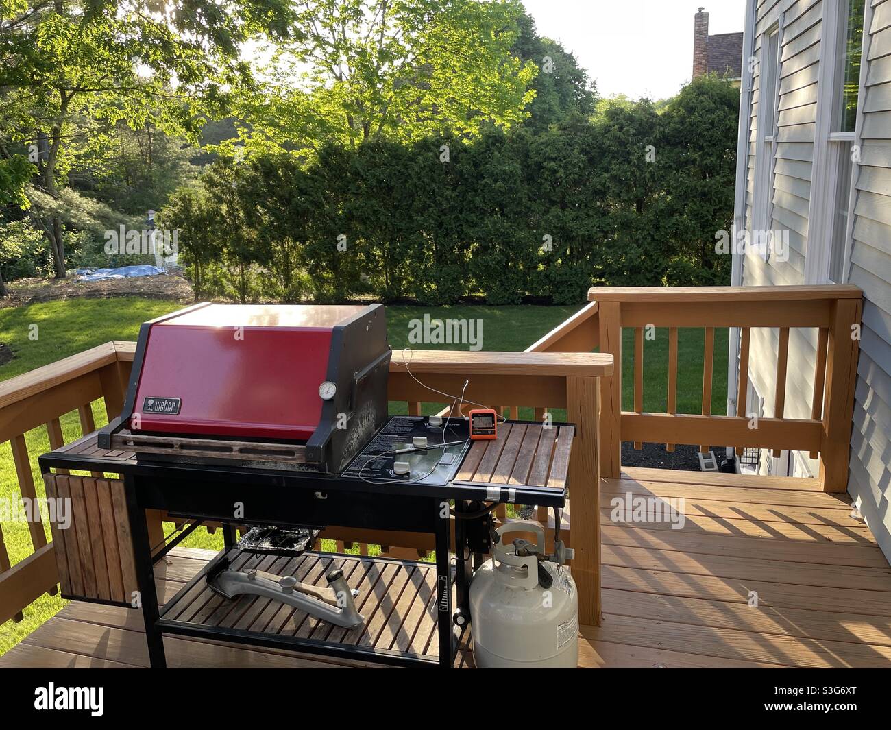 Un barbecue Weber classique sur une terrasse en bois attend une séance de  grillades de l'après-midi, USA Photo Stock - Alamy